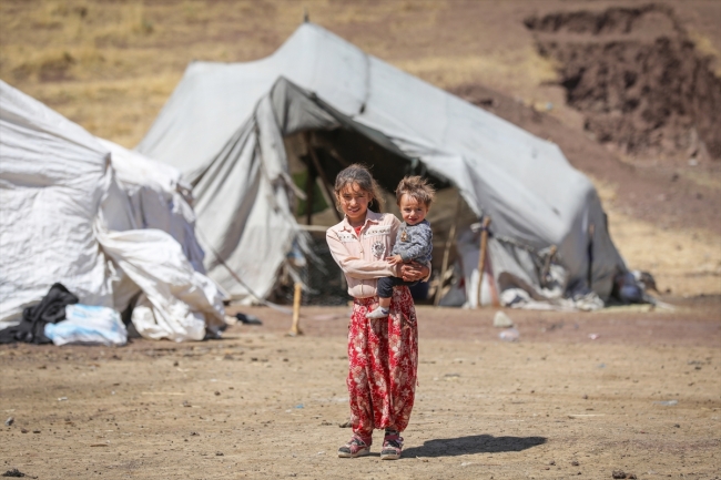 Yaylaların büyütüp beslediği insanlar çadırda yaşamlarını sürdürüyorlar